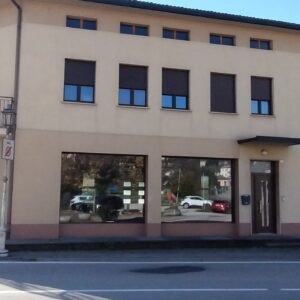Affittasi Negozio Centrale a Feltre con Ampie Vetrine in Zona di Forte Passaggio