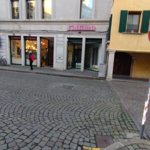 Locale Commerciale Arredato in Centro a Belluno con Ampie Vetrine